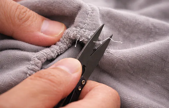 Snipping of thread